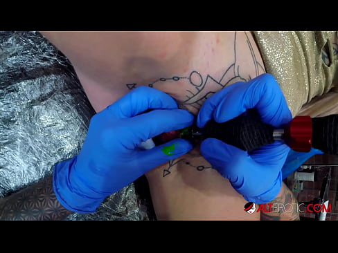 ❤️ Sully Savage, o bunăciune extrem de tatuată, și-a făcut un tatuaj pe clitorisul ei ️ at ro.eviewporn-com.ru ﹏